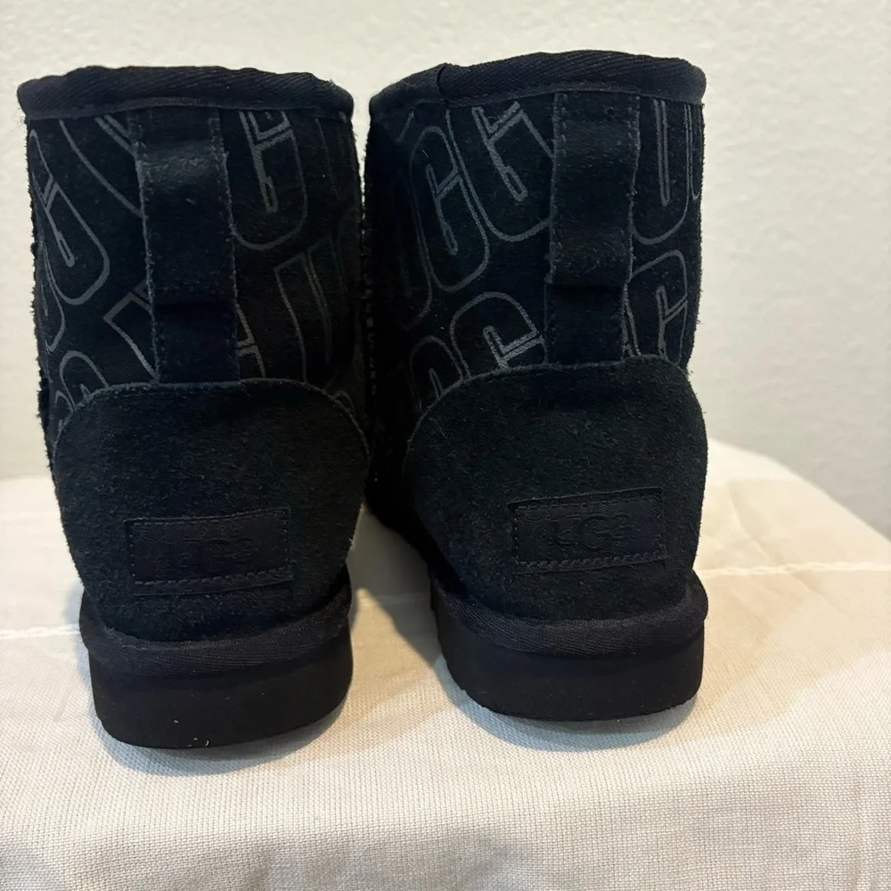 UGG Classic‎ Mini II Ugg Logo graphic boots in black suede